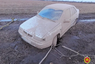 В Хойниках угнанный автомобиль обнаружили в поле, он застрял в грязи