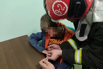 Надел гайку на палец и снять не смог. Жлобинские спасатели оказали помощь мальчику