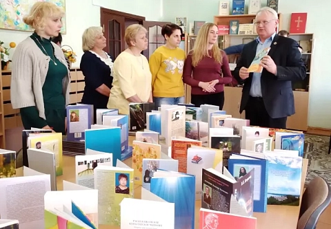 На 100 новых кніг з аўтографамі сучасных літаратараў папоўніўся фонд Жыткавіцкай бібліятэкі 