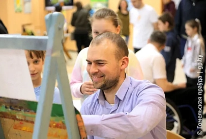 Рисуя тишину. Отсутствие слуха не мешает Александру Покотило преподавать детям живопись