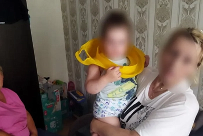 В Светлогорске маленькая девочка просунула голову в крышку детского ночного горшка и извлечь не смогла. Понадобилась помощь спасателей