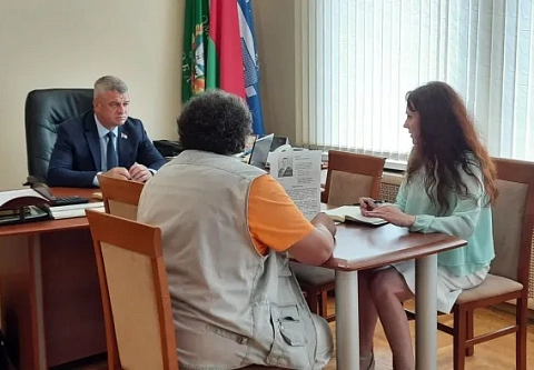 На прием к сенатору Алексею Неверову жители области обратились не только с проблемами, но и инициативами