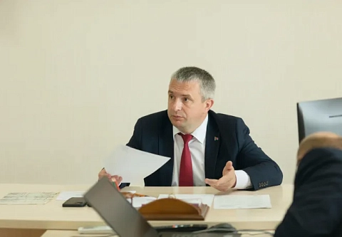 Ремонт дорог, засыпанный колодец и соседские куры: на личный прием к губернатору Ивану Крупко пришли восемь человек