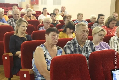 Жители Лоевского района пожаловались на качество медицины. В райцентр приехали представители облисполкома и ответили на волнующие вопросы