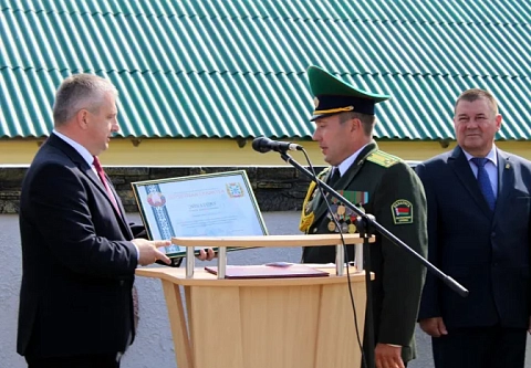 Торжественная церемония прощания с боевым знаменем полковника Олега Эйбатова прошла в Мозырском погранотряде, которым он командовал с его основания в 2015 году