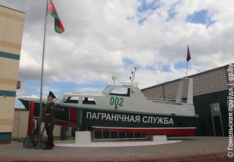 Символ мужества и оберег: на территории Гомельской погрангруппы на постаменте установлен пограничной катер «Аист»