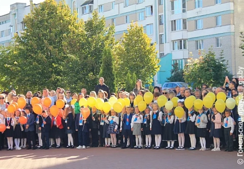210 первоклассников сегодня переступили порог самой молодой школы №16 города Мозыря