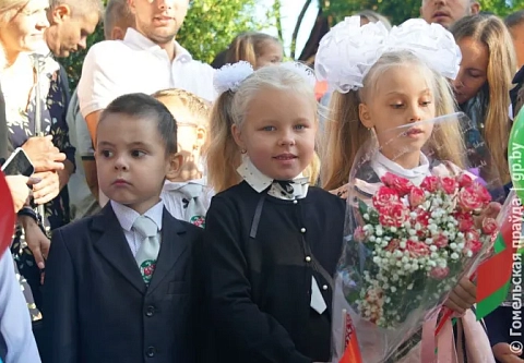 Красивые, веселые и уже такие взрослые: в детском саду — начальной школе №63 Гомеля торжественно начался новый учебный год