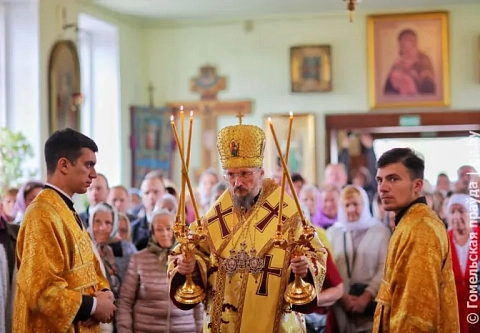 У добрушскім храме Свяціцеля Мікалая Цудатворцы адбылася святочная служба і запальванне Святога Агню ад Гроба Гасподняга