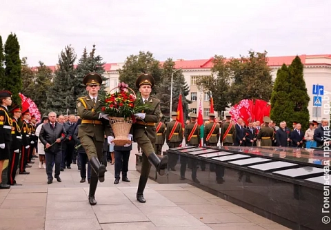 На площади Труда прошел торжественный митинг с возложением цветов и венков к подножию памятника