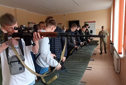 В преддверии Дня народного единства учащиеся Гомеля посетили войсковую часть 5525