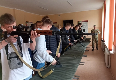 В преддверии Дня народного единства учащиеся Гомеля посетили войсковую часть 5525