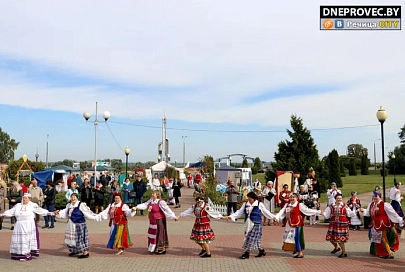 В Речице празднуют День народного единства: хороводы, народные подворья и белорусские традиции в центре города 