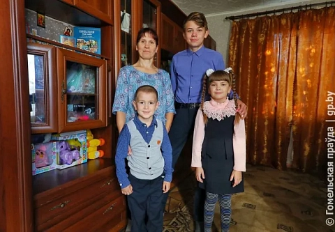 Лариса Новиченок из Октябрьского воспитывает троих детей. Одна