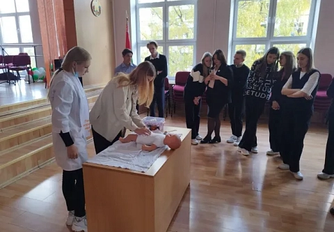 Будущие медики Гомельского медколледжа провели мастер-классы "Молодая мама" по уходу за новорожденными 