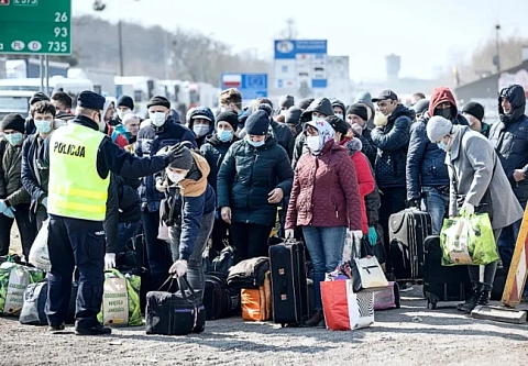 Через ворота для животных. В Польше планируют сократить пособия украинским беженцам и продолжают выталкивать других иностранцев к нам 