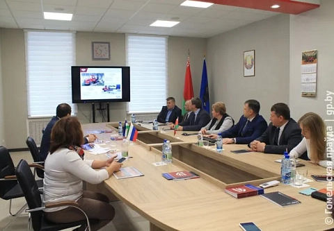 На Мозырском машиностроительном заводе гости познакомились с опытом белорусских коллег в развитии машиностроения, осмотрели образцы сельхозтехники