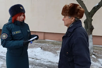 В Рогачевском районе сотрудники МЧС провели акцию, чтобы напомнить о правилах пользования петардами