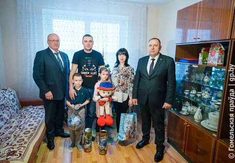 Первый Новый год на новой Родине. Сергей Бартош поздравил семью украинских переселенцев Елисеевых в Новобелице