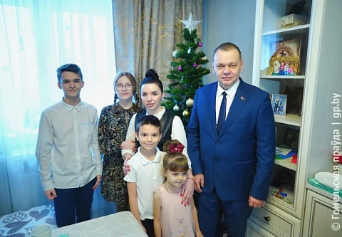 Два сыночка и две дочки… Заместитель председателя облисполкома Дмитрий Алейников поздравил с наступающим Новым годом семью Шкут