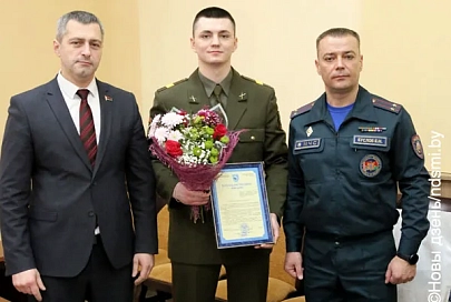 В Жлобине чествовали земляка, сержанта контрактной службы Алексея Кушнера, спасшего на пожаре двух человек
