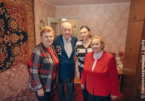 С праздником, бойцы… В Гомеле в рамках акции "От всей души" поздравили ветеранов Великой Отечественной войны и Афганской войны