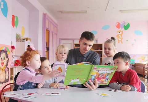В Наровле работает необычный воспитатель. Молодой специалист Денис Максименко заботится о 17 малышах