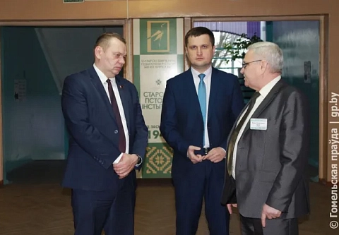 Паводок, реализация собственной продукции, плохие дороги. Заместитель председателя облисполкома Дмитрий Алейников впервые провел прямую линию в Мозыре
