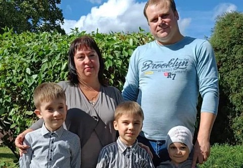В многодетной семье Мазуровых из Калинковичей учат детей  уважать чужой труд и заботиться о других