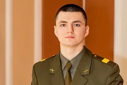 Рискуя жизнью, сержант артиллерии Алексей Кушнер вытащил из огня двух человек. Познакомились с героем