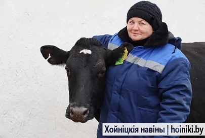 «Дзеўкі, на дойку!»: у Лідзіі Куку ў суткі выходзіць больш 21 літра малака ад кожнай каровы