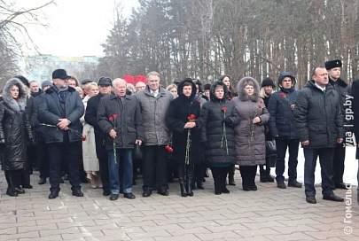 В Гомеле делегации районов нашей области возложили венки и цветы к мемориальному комплексу "Курган славы" 