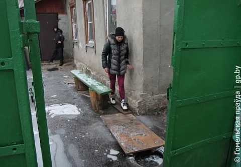 Мокрая проблема по наследству. Талые воды и дожди на протяжении 15 лет затапливают огород жлобинчанки