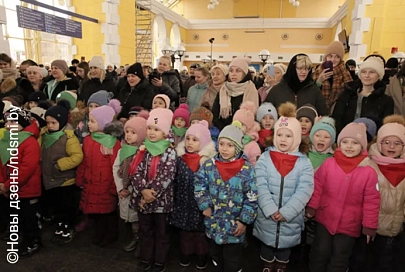В Жлобине на вокзале более 350 человек исполнили песню «Идет солдат по городу»