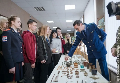 Боль без срока давности. Участники проекта "Поезд Памяти" посетили "страшную" выставку в Гомельской областной прокуратуре