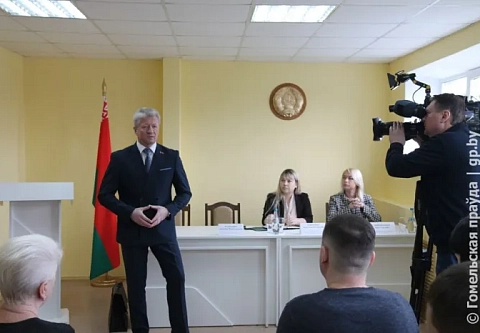 Задача — поднять зарплаты творческим работникам. Министр культуры Анатолий Маркевич посетил культурные учреждения Гомеля