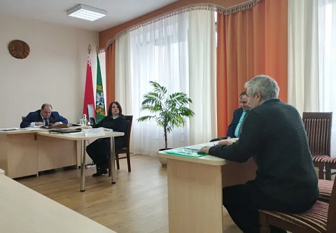 Что делать, если навоз затекает под двери… Первый заместитель председателя облисполкома Дмитрий Козел провел прием граждан