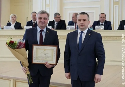 За добросовестный труд… Первому заместителю главного редактора "Гомельскай праўды" Вячеславу Минкову и бывшему главреду "Калінкавіцкіх навін" Ивану Гаристу вручены благодарности