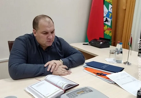 Дороги, земля и деревья: первый заместитель председателя облисполкома Дмитрий Козел провел прямую телефонную линию