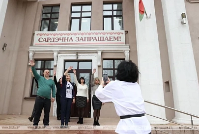 "Саш, покажи Шварценеггера!" Библиотекари из Петрикова стали звездами соцсетей