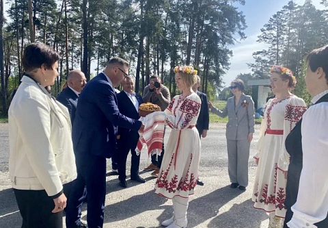 Федерация профсоюзов Беларуси посетила Наровлянский район с подарками, наградами и концертом