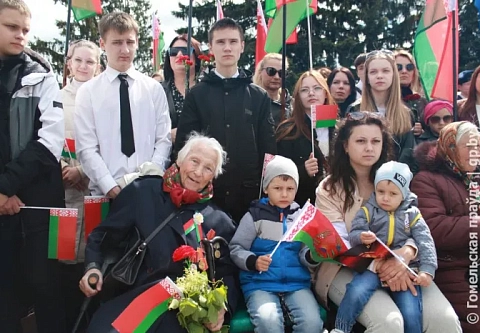 Сотни мозырян собрались на Кургане Славы, чтобы почтить память героев-освободителей. Фоторепортаж