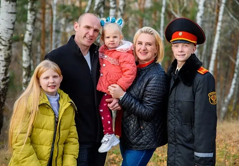 Пять половинок одного целого. Многодетная семья из Наровли путешествует, побеждает в конкурсах, создает уют и относится с трепетным обожанием друг к другу