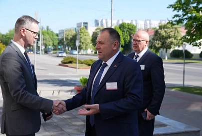 Сергей Бартош с самого утра посетил несколько пунктов проведения ЦЭ в Гомеле