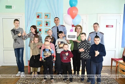 В Лоеве милиционер потратил компенсацию за моральный вред на подарки воспитанникам коррекционного центра
