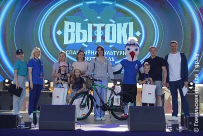 Велосипед "Аist" за викторину вручили жлобинчанке Насте Подлобниковой