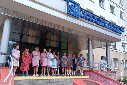 Первая распашонка с узорами белорусской души. В Гомеле представители БРСМ подарили новорожденным одежду с вышиванками