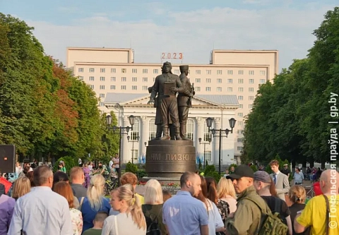 В областном центре у памятника братьям Лизюковым почтили память героев Великой Отечественной войны