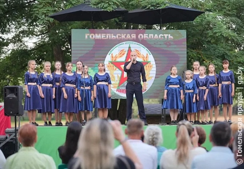 На набережной Сожа в парке собрались зрители мини-концерта, посвященного братьям Кричевцовым