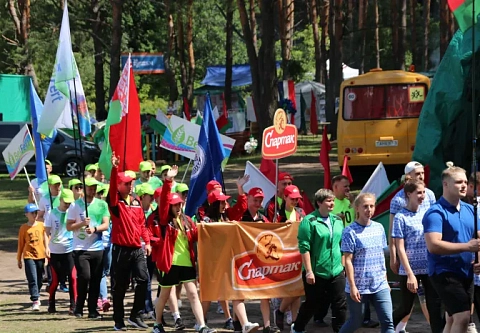 Полоса препятствий, перетягивание каната, дискотека и песни у костра 